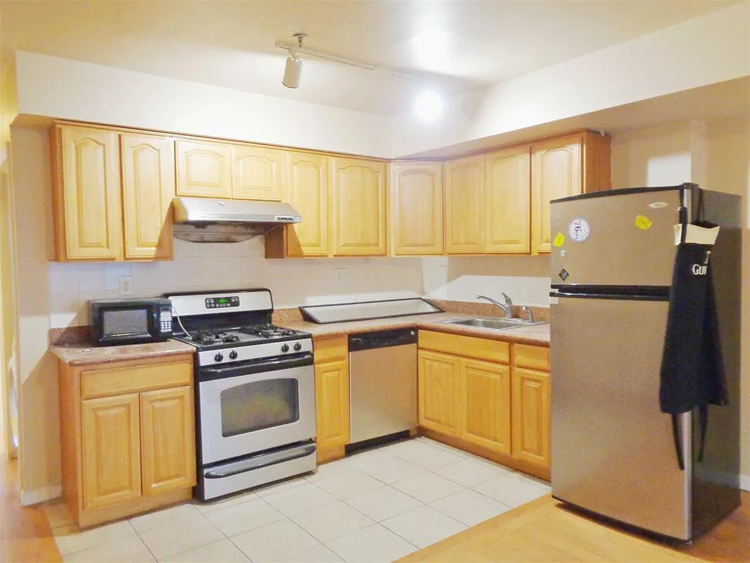 3 bed, 3.5 bath, 1700 sqft, $2,400 — Photo 4