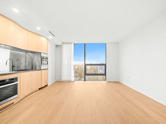 3rd image of 1568 Alberni St #2105