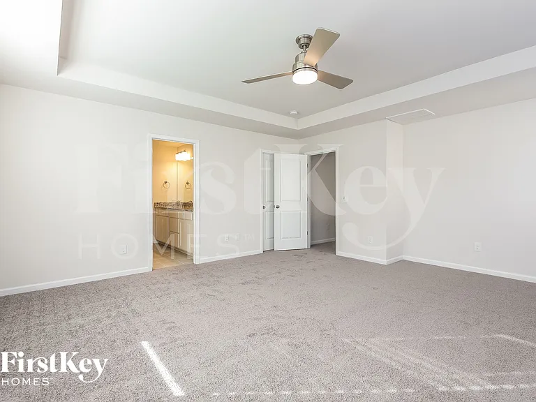 566 Hillpark Ln — Photo 9