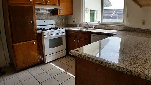 4th image of 1916 Oakridge Ln