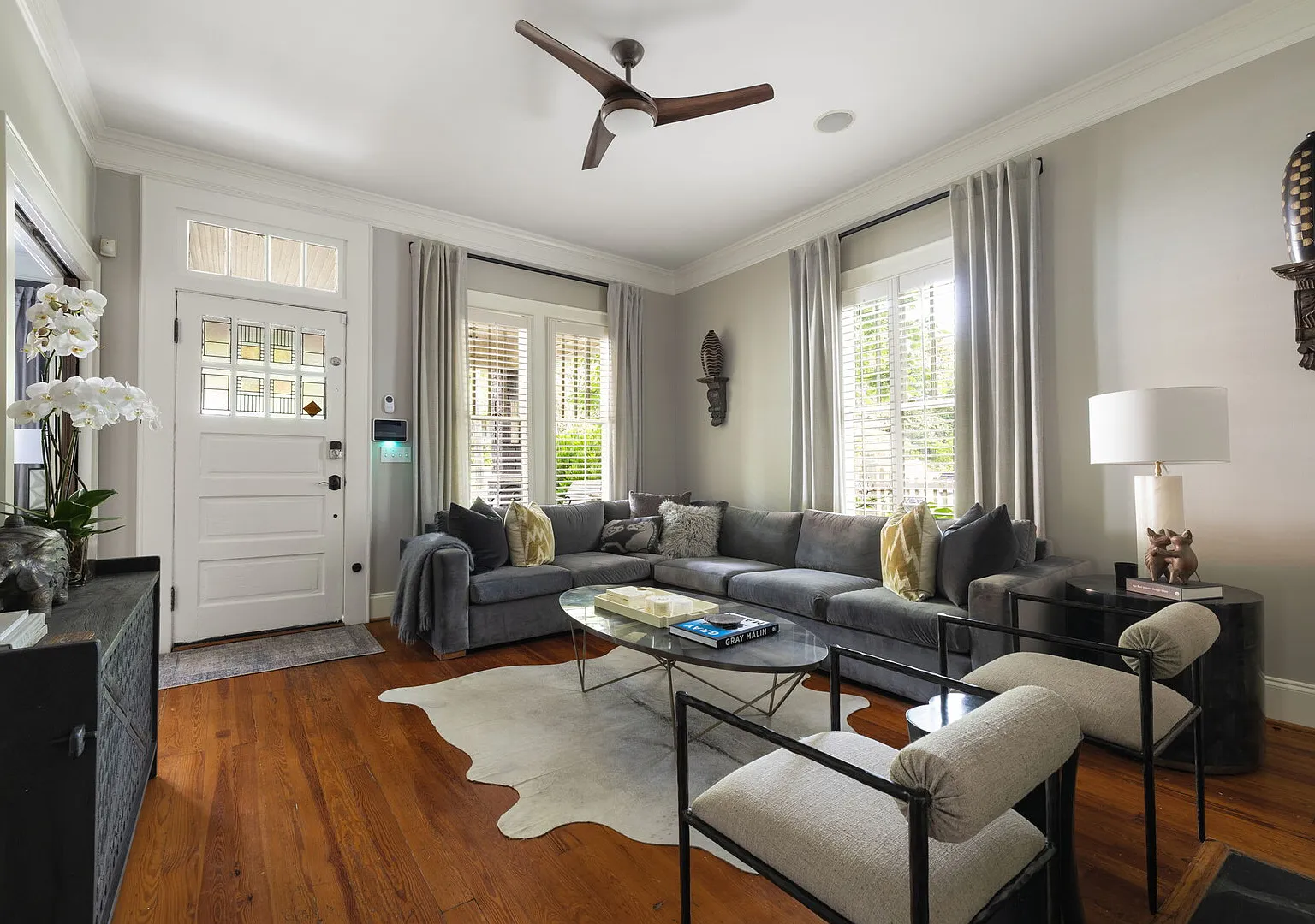 Updated and professionally decorated 1920's bungalow — Photo 3