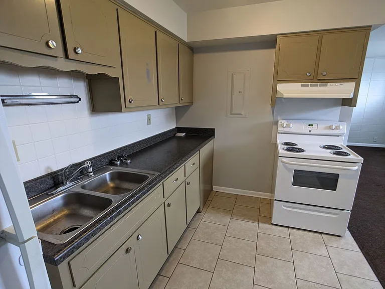 600 Wooddale Ter — Photo 12