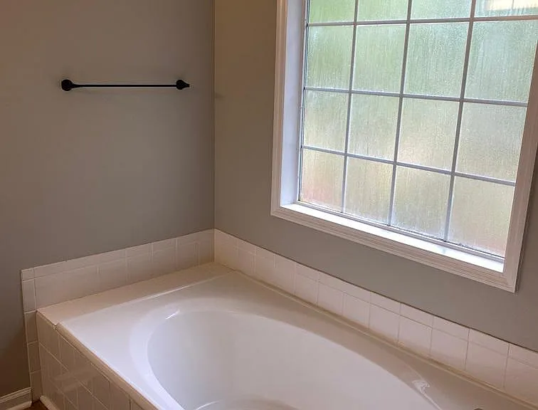 300 Greenview Ct — Photo 5