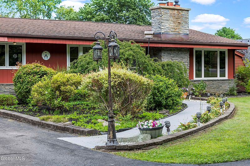 3rd image of 928 Altamont Voorheesville Road