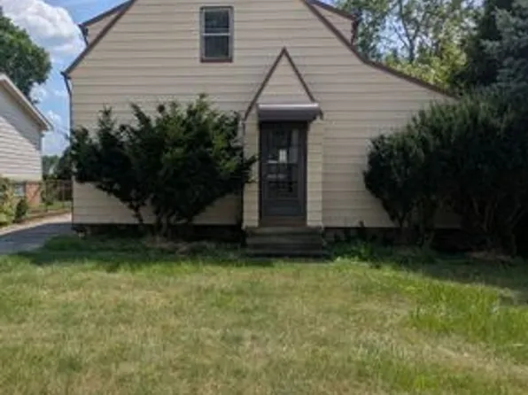 A charming 3-bedroom, 1-bathroom in Maple Heights, 15414 Corkhill Rd, Maple Heights, OH 44137