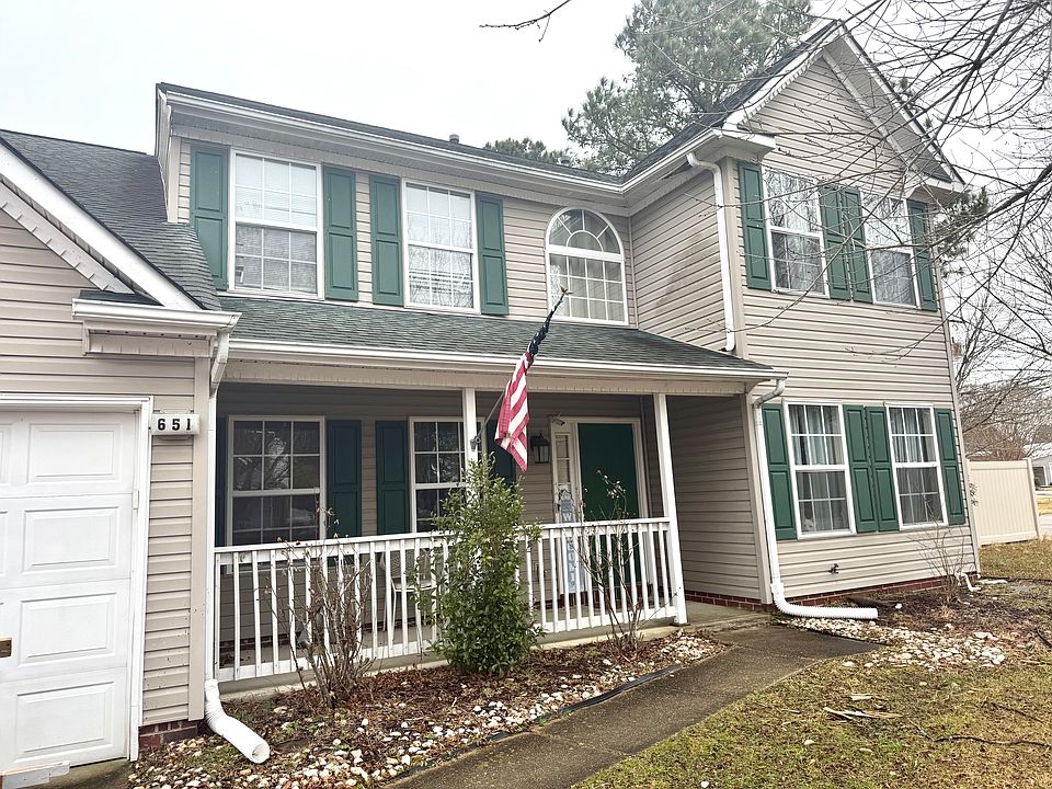 1st image of 651 Broadwinsor Cres