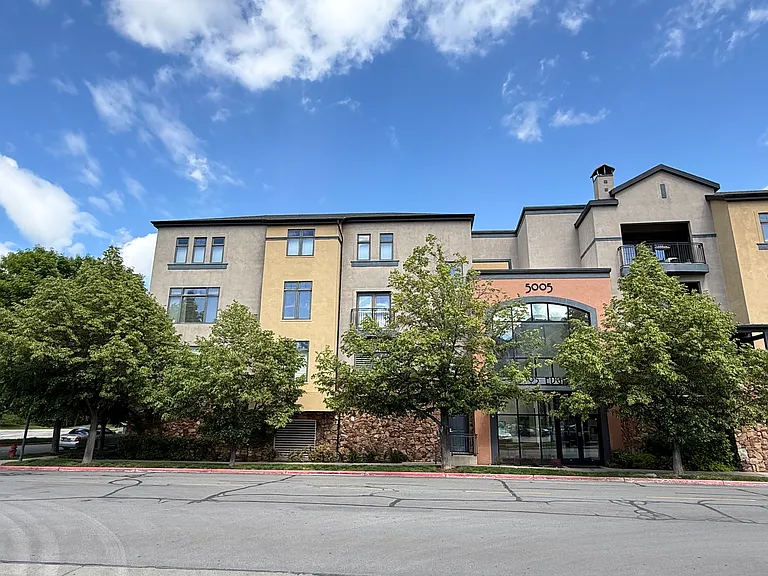 5005 N Edgewood Dr #105 — Photo 1