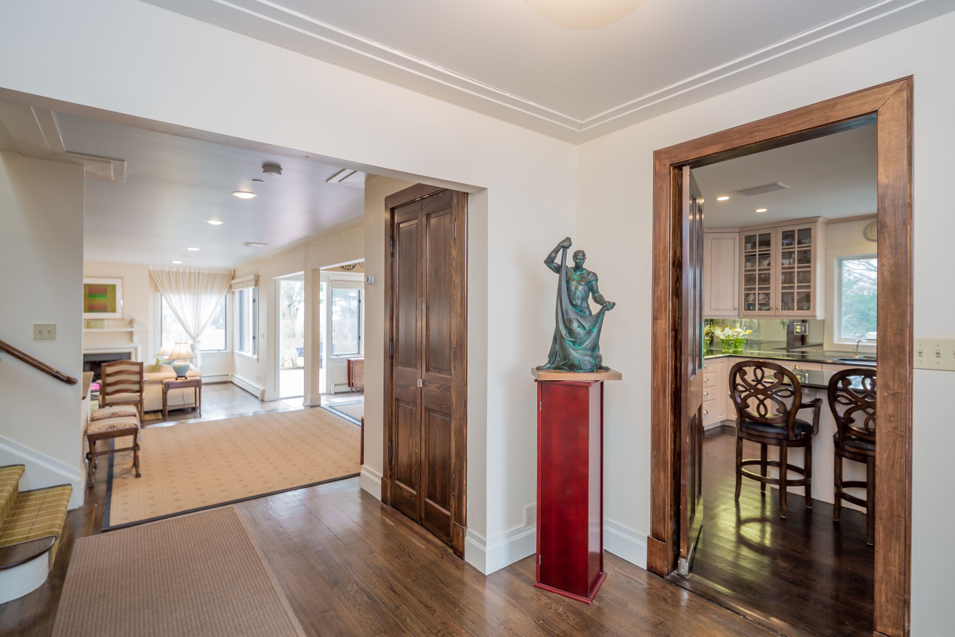 155 Hill St Apt 21, Southampton, NY 11968 Out East