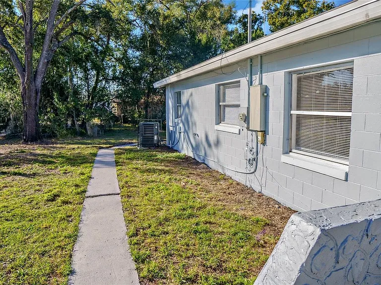 2500 Carver Ave — Photo 3
