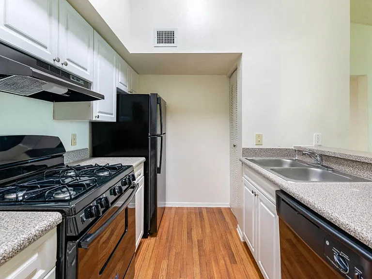 Worthington Apartments — Photo 15
