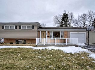 215 E Woodworth Pl, Roselle, IL 60172