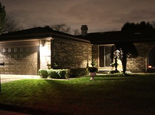150 Arrowwood Dr, Northbrook, IL 60062