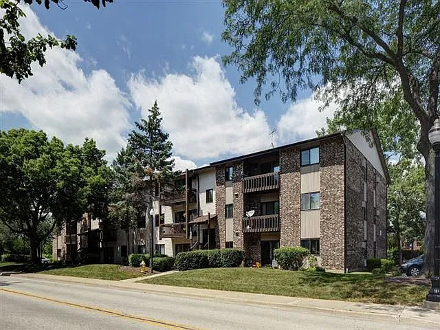 Emerald Pointe Apartments — Photo 19