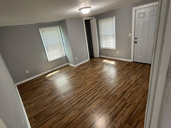 5th image of 1679 Oak St NE