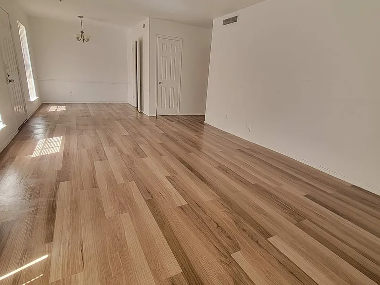 La Hacienda Apartments — Photo 2