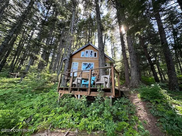 704 Beach Rd, Haines, AK 99827