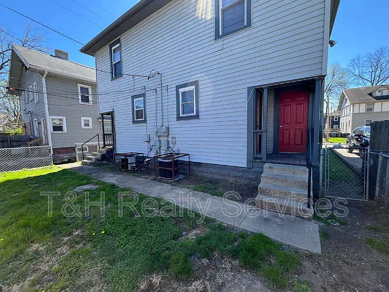 512 E 33rd St — Photo 21