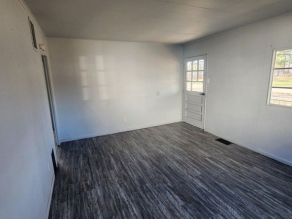 3rd image of 501 Plum St