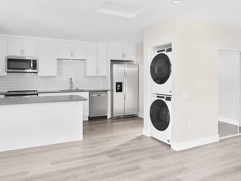 Sunset Cliffs Apartments — Photo 24