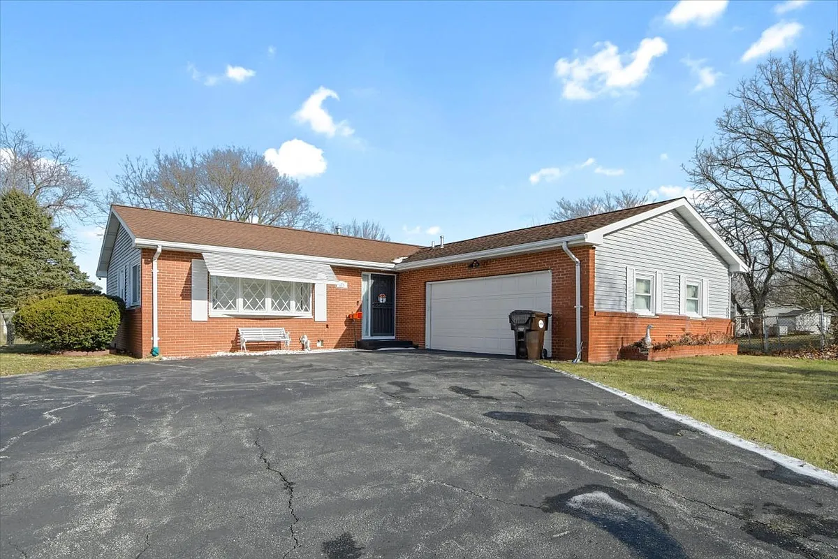 275 Alexander Dr photo 1