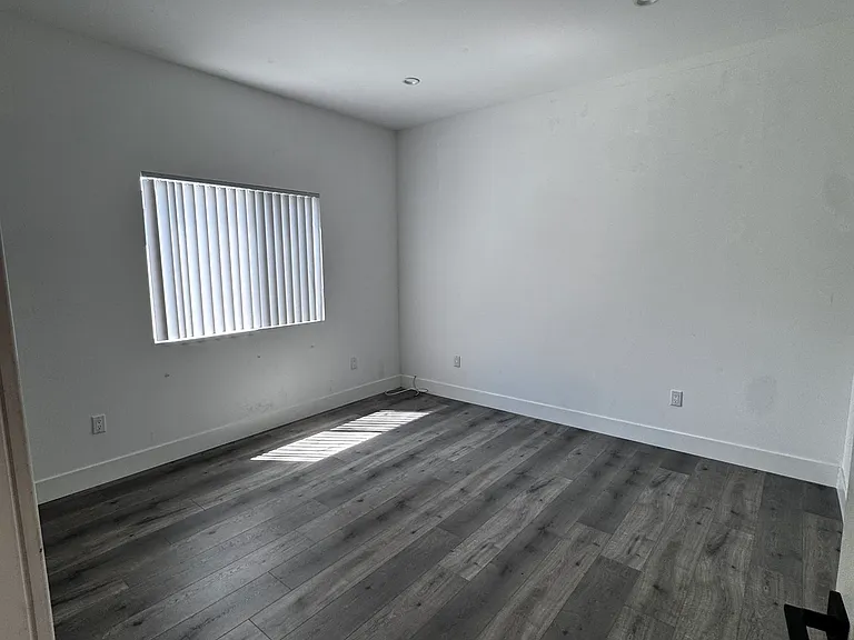 1129 N Catalina St — Photo 8