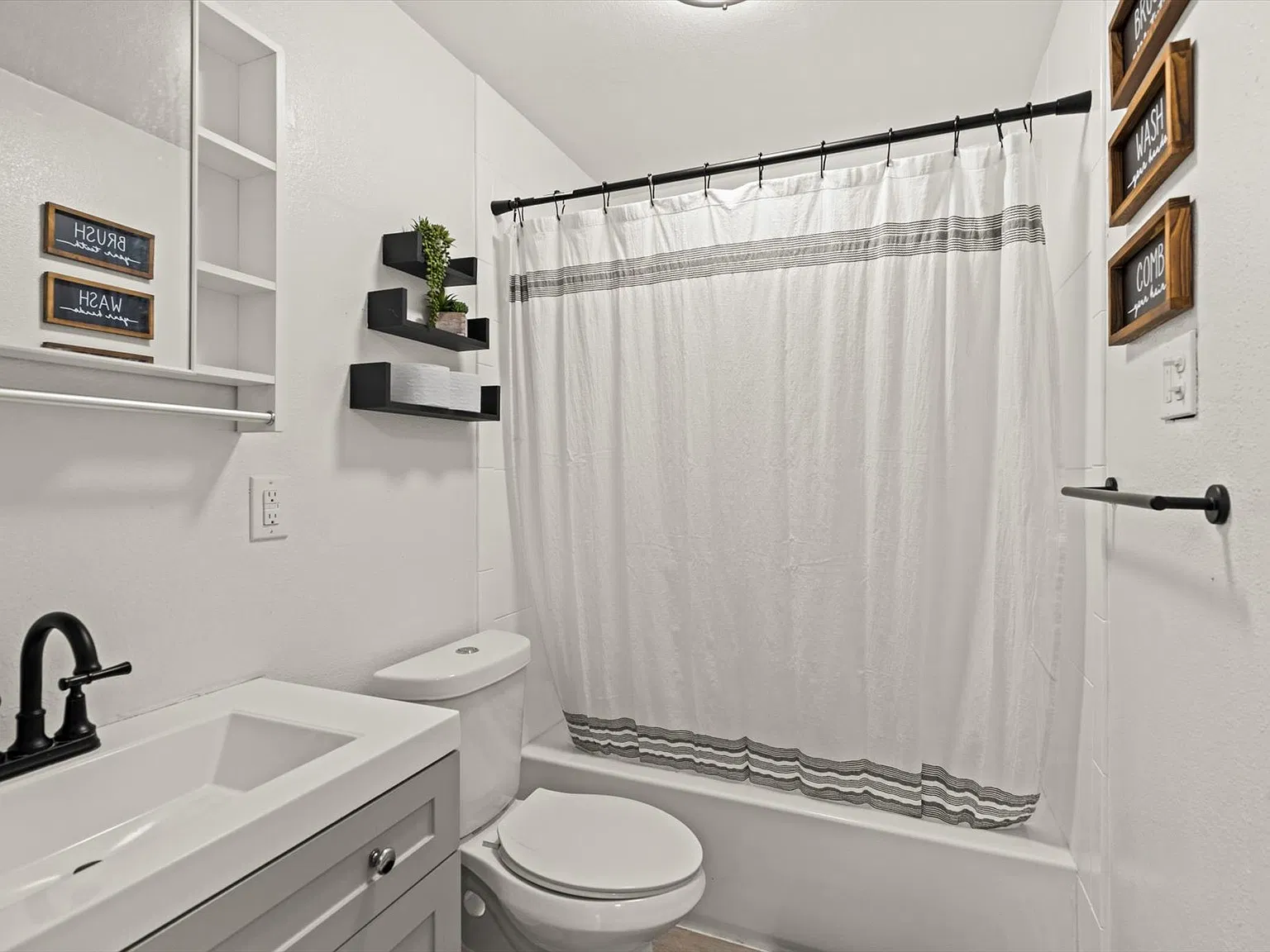 242 S Canosa Ct — Photo 3