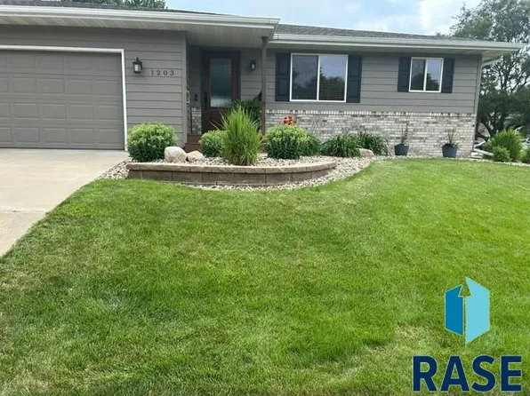 1203 E 56th St, Sioux Falls, SD 57105