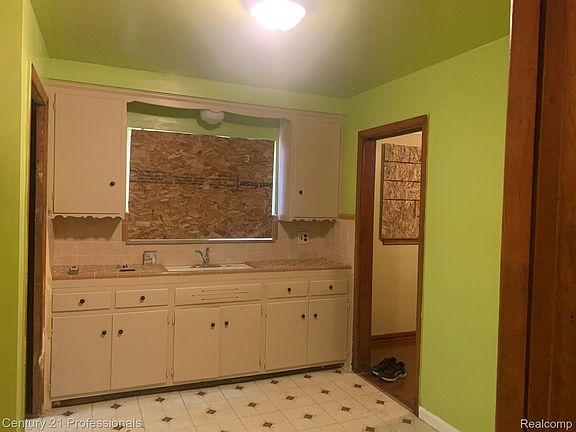 4th image of 19662 Charest St