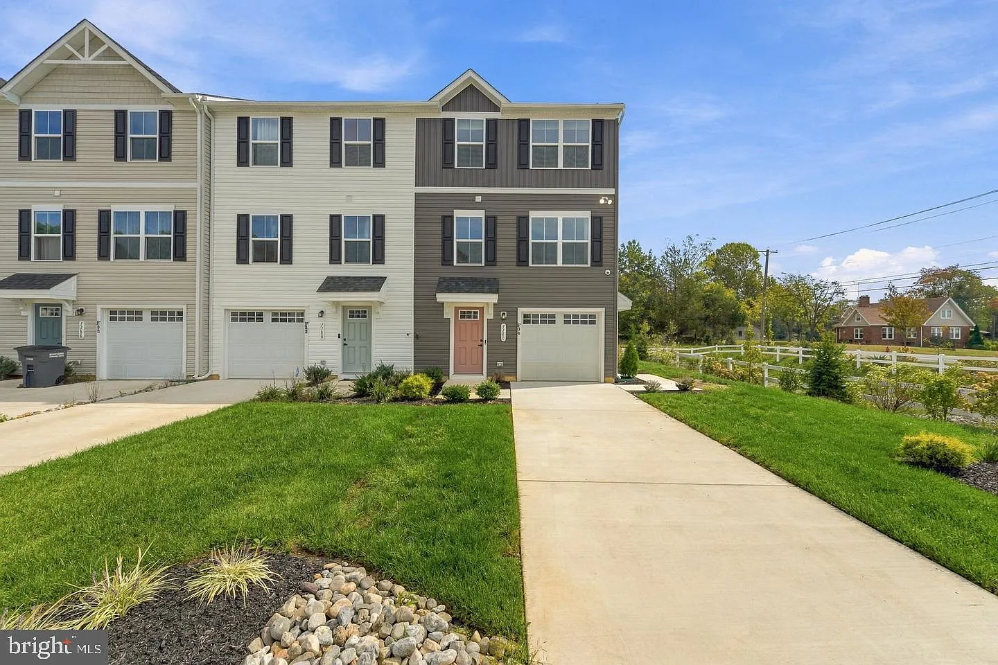 3 bed, 2.5 bath, 1594 sqft, $3,200 — Photo 1