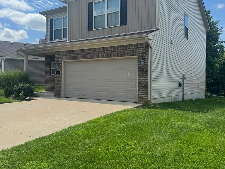 114 Stephen Dr — Photo 2