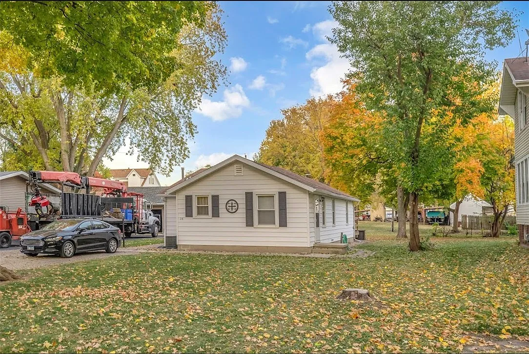 218 N Maple St photo 1