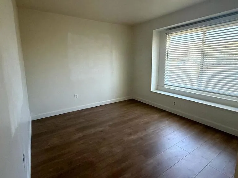 11546 Wyandotte St — Photo 18