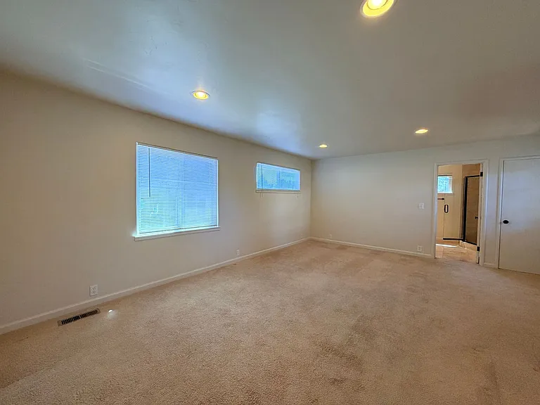 960 Forest Ave — Photo 26