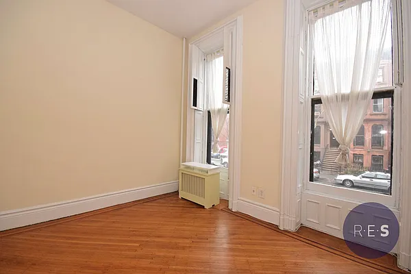 Rented by RES New York | media 6