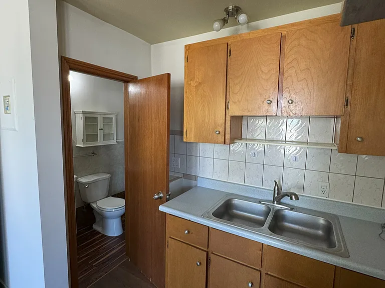 401 Parent Ave #2 — Photo 7