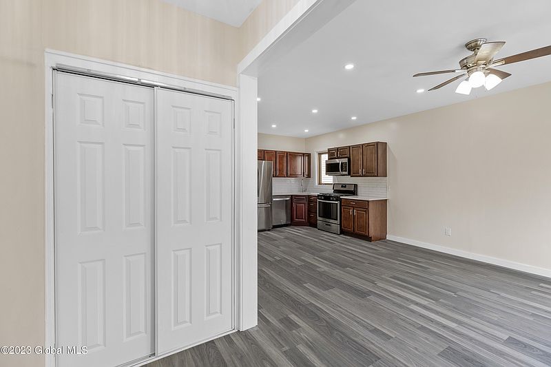 3rd image of 658 Crane St