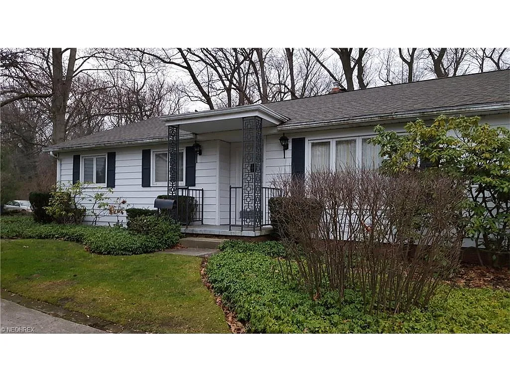 880 Shullo Dr photo 1