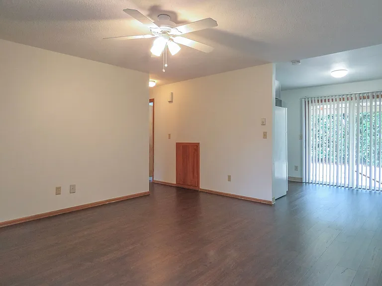 17920 SE Stark St — Photo 3