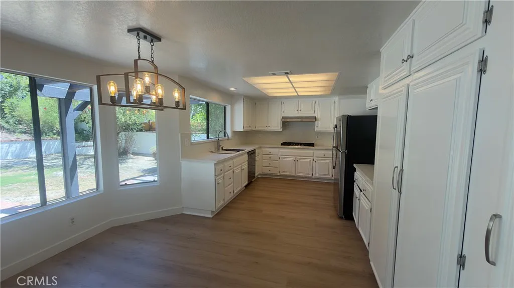 4 bed, 2740 sqft, $5,800 — Photo 2