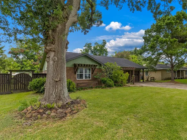 1413 Lawn Dr, Angleton, TX 77515