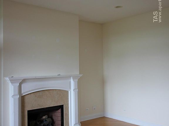 2nd image of 2927 N Southport Ave #401
