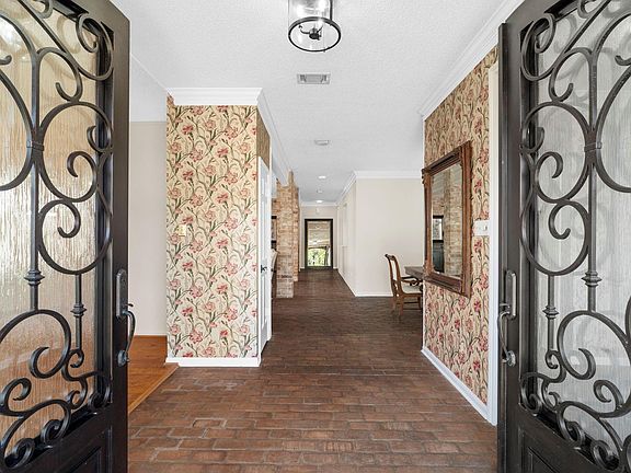 3rd image of 443 Fox Briar Ln