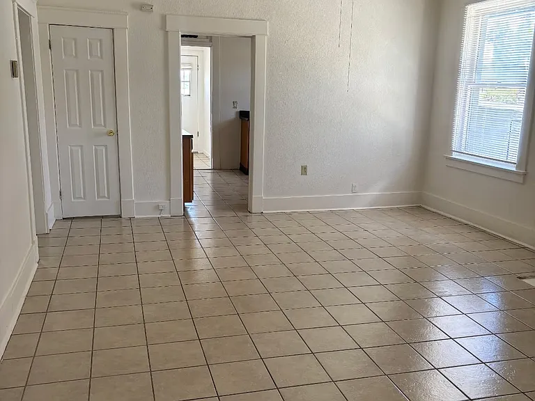 3000 Frankfort Ave — Photo 3