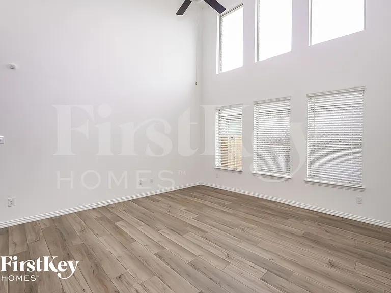 10049 Elkhorn Dr — Photo 2