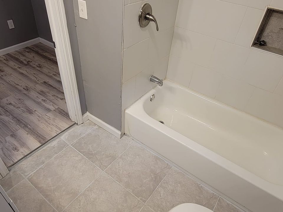 1 Bathroom with bathtub