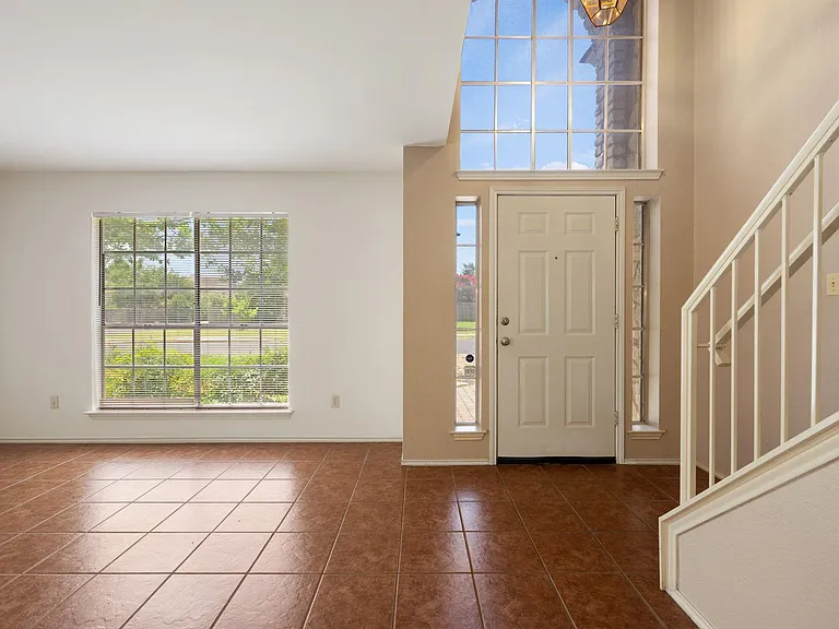 1901 Lobelia Dr — Photo 8