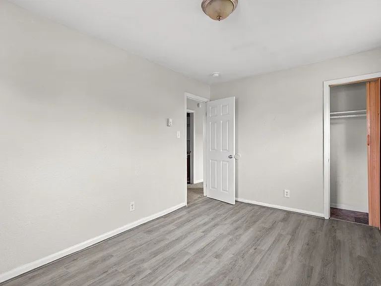 Pullman Ave. 200 — Photo 12