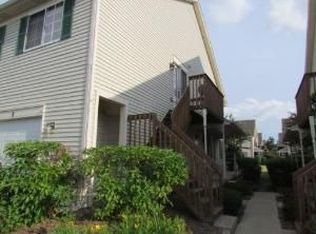 8 Acorn Ln, Lake In The Hills, IL 60156