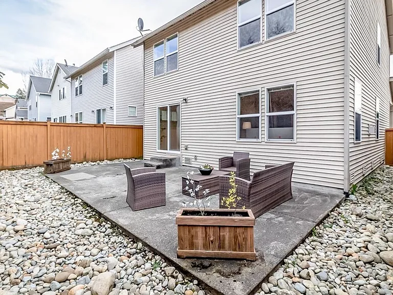 2556 NE 2nd Pl — Photo 27
