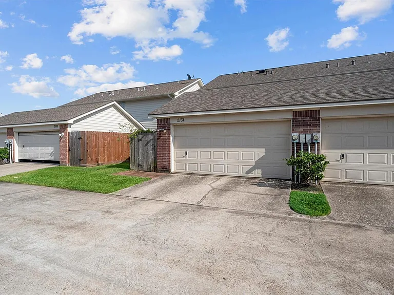 2131 Kemah Village Dr — Photo 35